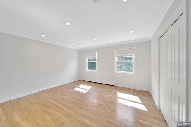 349 Manor Ct, Lyndhurst NJ 07071-1007 exterior