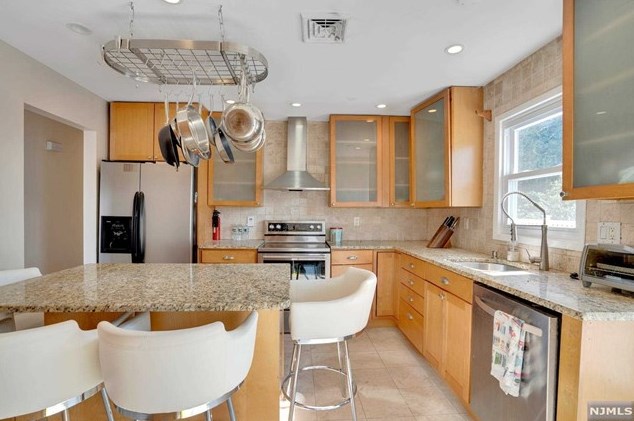 349 Manor Ct, Lyndhurst NJ 07071-1007 exterior