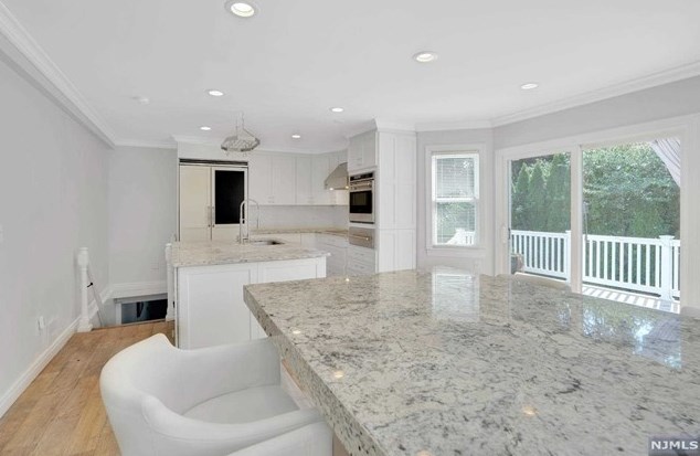 349 Manor Ct, Lyndhurst NJ 07071-1007 exterior