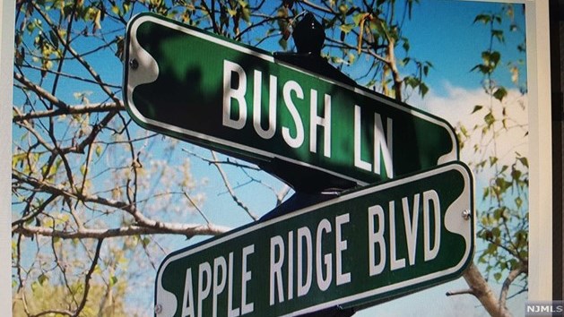 220 Bush Ln, Mahwah, NJ 07430