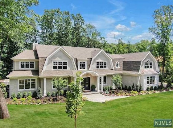 678 Shawnee Dr, Franklin Lakes, NJ 07417