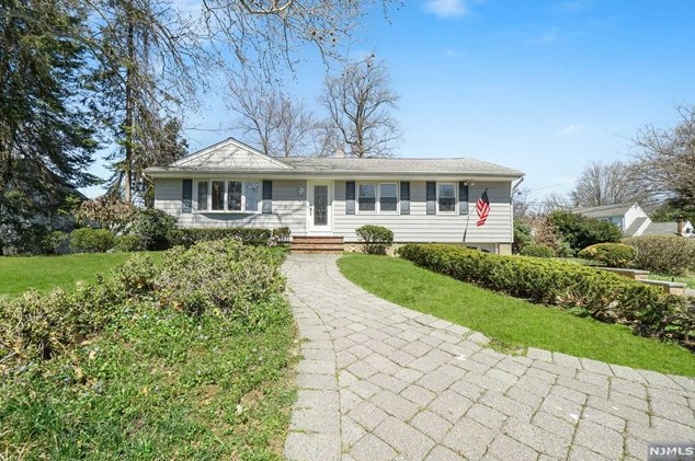 8 Howell Ave, Hillsdale, NJ 07642
