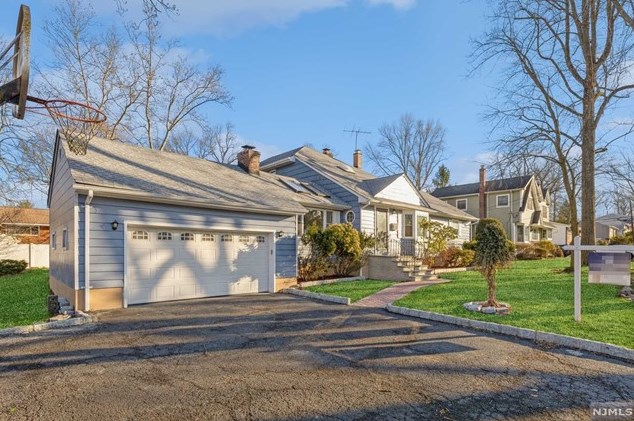 988 Adams Pl, Westwood, NJ 07676-4602