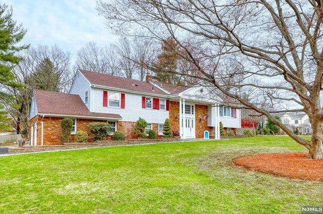 4 Lynn Ct, Westwood, NJ 07677-7705