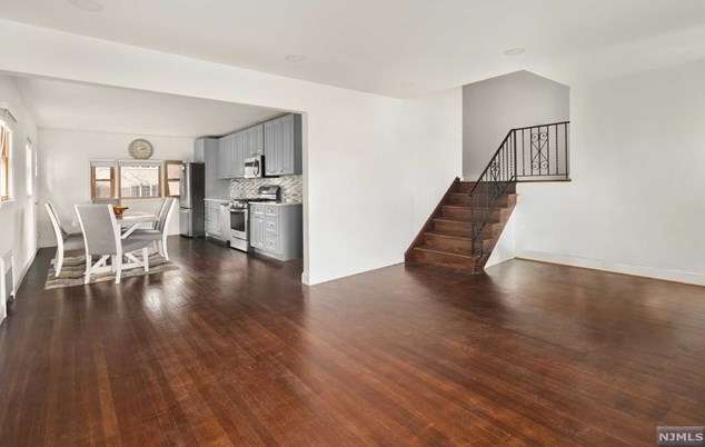 1055 Kingsland Ln, West Fort Lee, NJ 07024