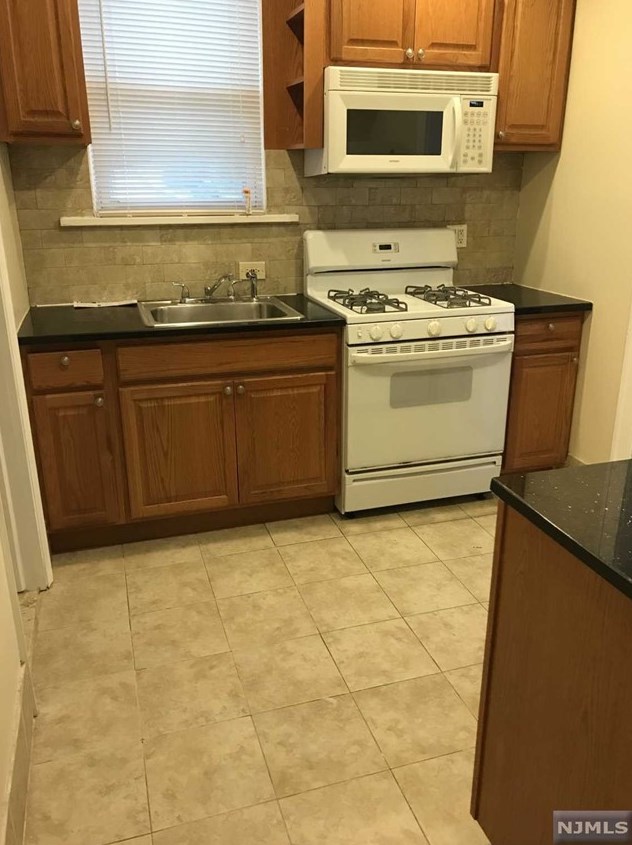 126 W Clinton Ave, Bergenfield, NJ 07621