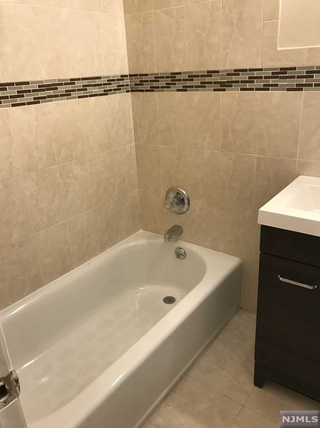 126 Clinton Ave, Bergenfield NJ  07621-2756 exterior