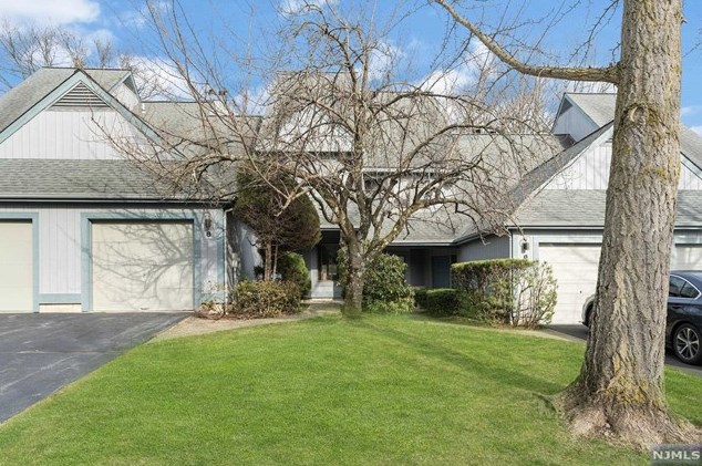 8 Braeburn Dr, Township Of Washington NJ  07676-3807 exterior