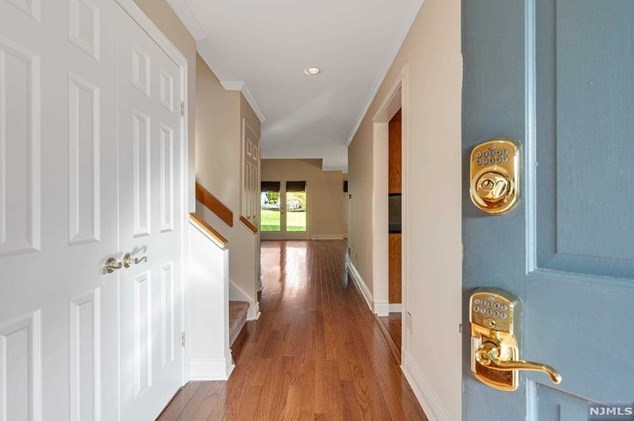 8 Braeburn Dr, Township Of Washington NJ  07676-3807 exterior