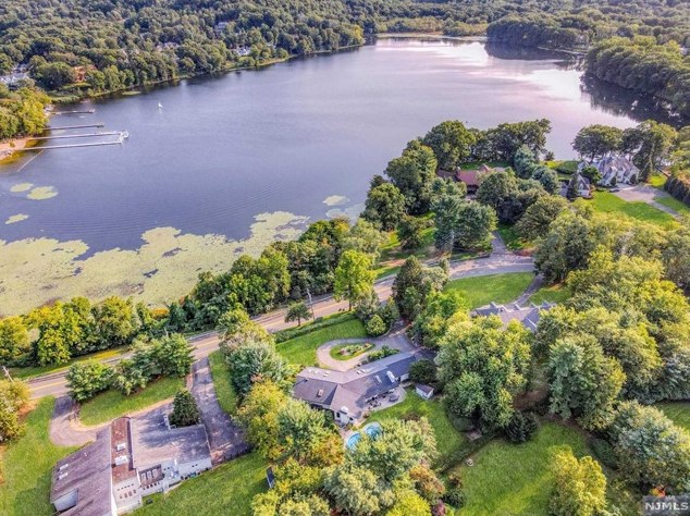 897 Franklin Lake Rd, Franklin Lakes, NJ 07417