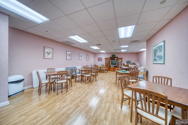 189 Forest Ave, Paramus NJ  07652-5325 exterior