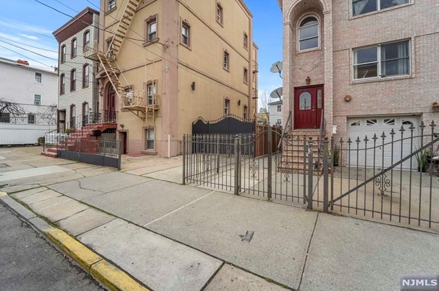 21 Cottage St, Newark NJ  07102-4701 exterior