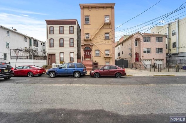21 Cottage St, Newark NJ  07102-4701 exterior