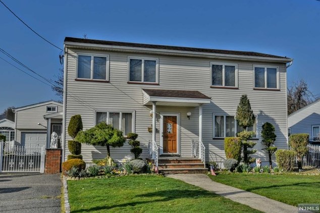 5 Roosevelt Pl, Moonachie, NJ 07074