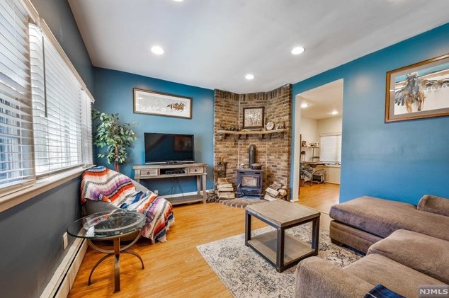 744 Riverside Ave, Lyndhurst, NJ 07071