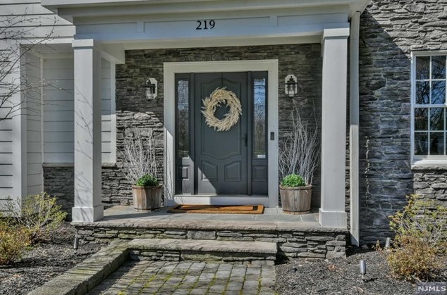 219 Wayfair Cir, Wyckoff, NJ 07481-1086