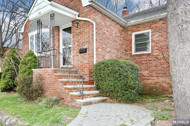 138 Fairview Ave, Bergenfield, NJ 07621-3416