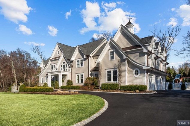 721 Orchard Ln, Franklin Lakes, NJ 07417