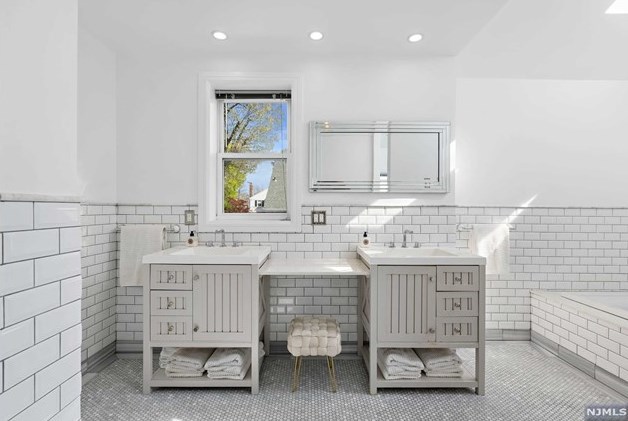 561 Monroe Pl, Ridgefield NJ  07657-2011 exterior