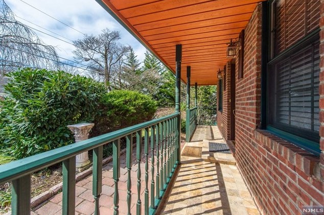 33 Crest Dr S, Cresskill, NJ 07626