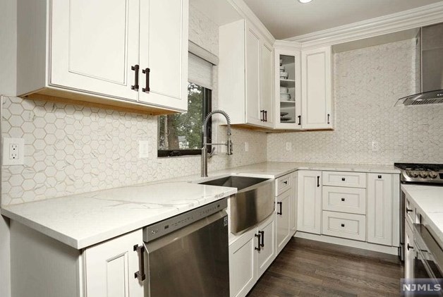 683 Pascack Rd, Paramus NJ  07652-4243 exterior