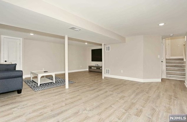 683 Pascack Rd, Paramus NJ  07652-4243 exterior