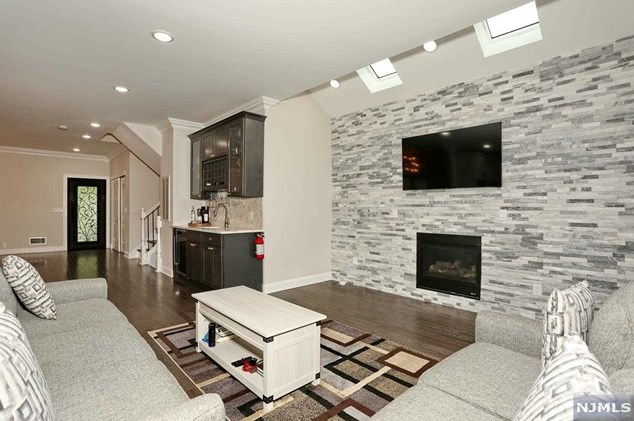 683 Pascack Rd, Paramus NJ  07652-4243 exterior