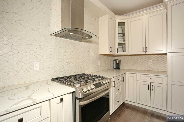 683 Pascack Rd, Paramus NJ  07652-4243 exterior