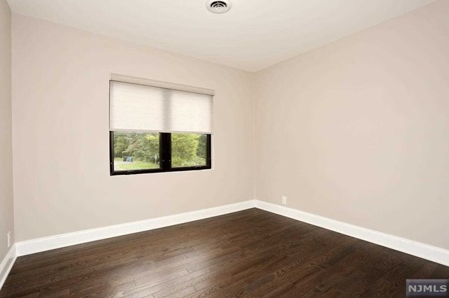 683 Pascack Rd, Paramus NJ  07652-4243 exterior