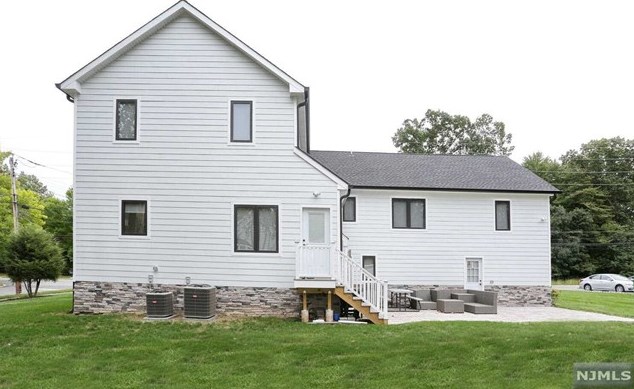 683 Pascack Rd, Paramus NJ  07652-4243 exterior