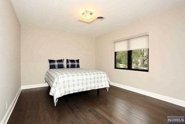 683 Pascack Rd, Paramus NJ  07652-4243 exterior