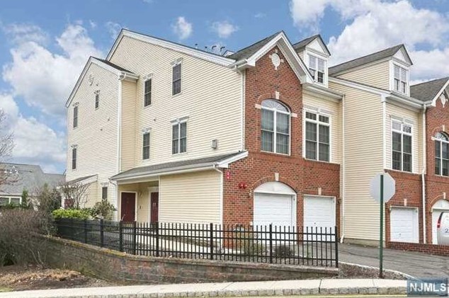 2 Goffle Brook Ct, Paterson, NJ 07506