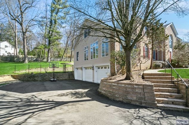 5 Tree Top Ln, Chatham Township, NJ 07928