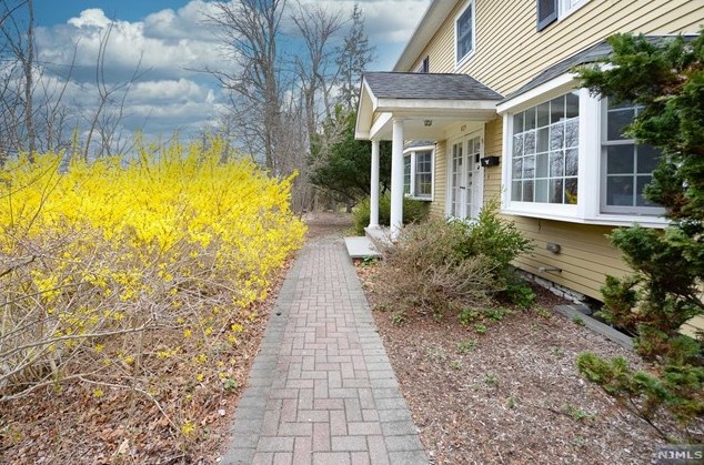 829 Franklin Tpke, Allendale, NJ 07401