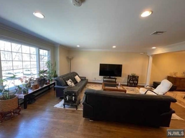 4 Skymark Ct, Upper Saddle River, NJ 07458