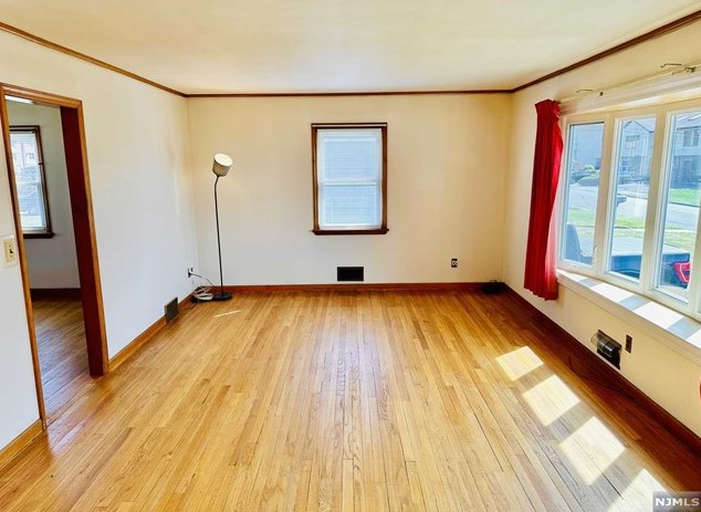 38 Kinzley St, Little Ferry, NJ 07643-1006