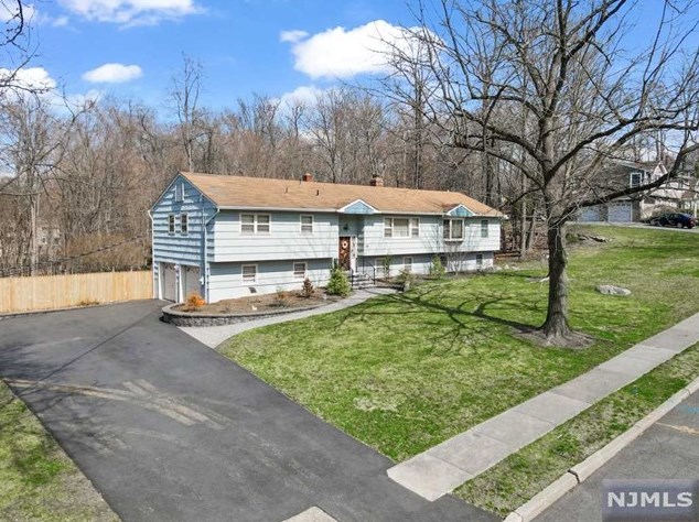 35 Algonquin Trail, Oakland, NJ 07436