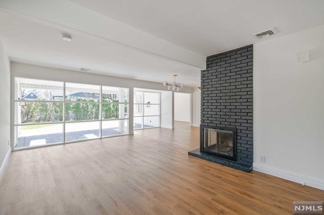 914 Roslyn Rd, Ridgewood, NJ 07450