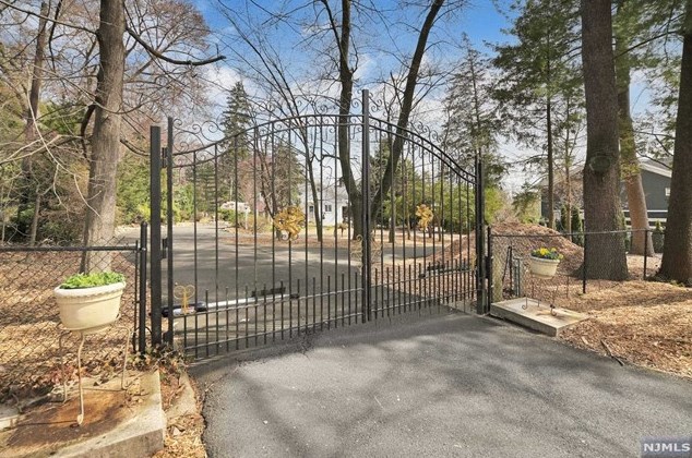 88 Vreeland Ave, Midland Pk, NJ 07432-1802
