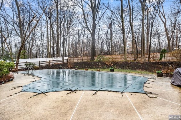 502 Weymouth Dr, Wyckoff NJ  07481-1217 exterior