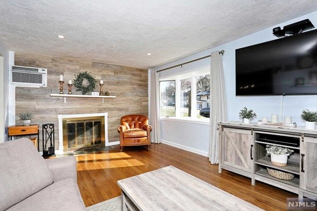 24 Howard Pl, Waldwick, NJ 07463-2309