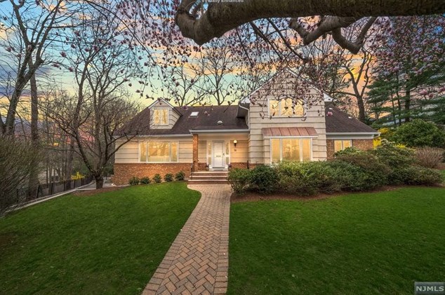 16 Patricia Ct, Ridgewood, NJ 07450