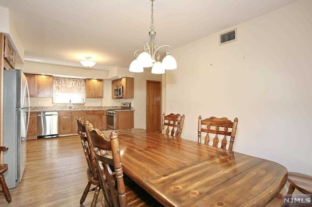 73 Lee St, Elmwood Park NJ  07407-2109 exterior