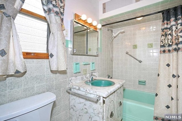 73 Lee St, Elmwood Park NJ  07407-2109 exterior
