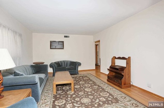 73 Lee St, Elmwood Park NJ  07407-2109 exterior