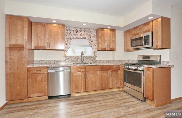 73 Lee St, Elmwood Park, NJ 07407-2108