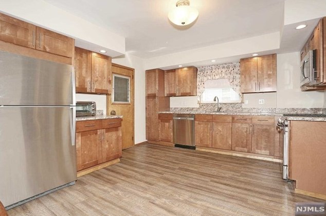 73 Lee St, Elmwood Park NJ  07407-2108 exterior