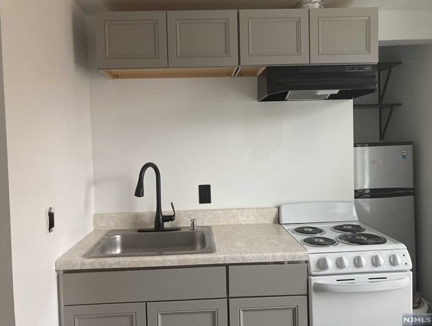 22 E Quackenbush Ave #212, Dumont, NJ 07628