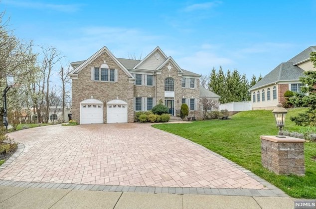 203 Bennington Ter, Paramus, NJ 07652-1335