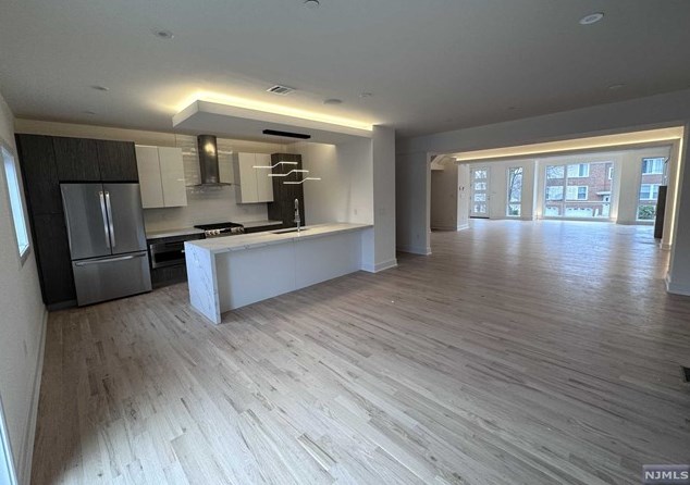 1512 11th St, West Fort Lee, NJ 07024-2124